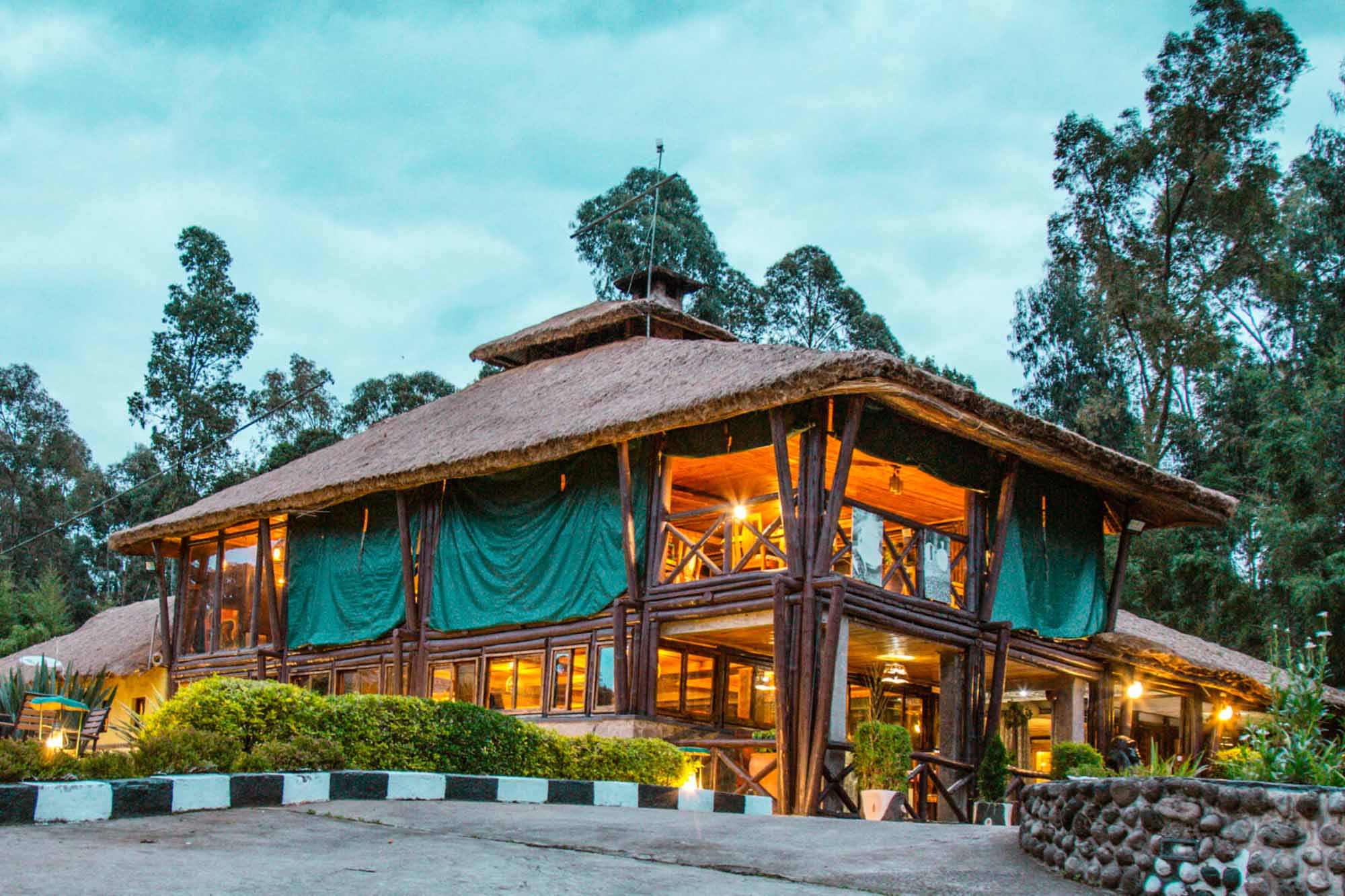 Davinci Gorilla Lodge - Mid-Range Comfortable Lodges Close Volcanoes National Park